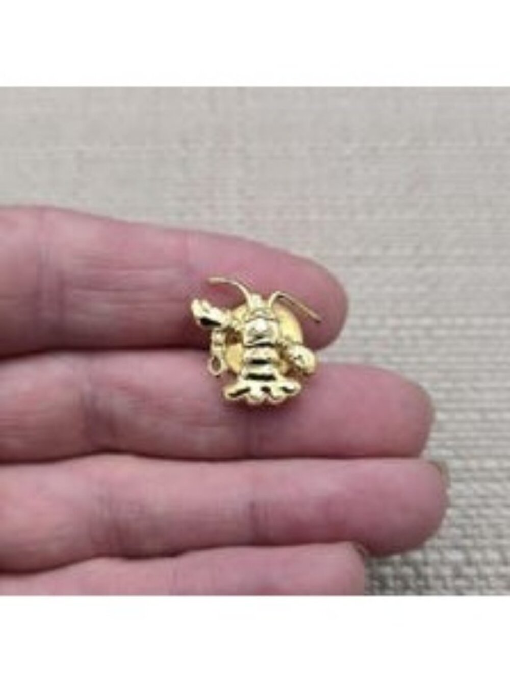 Vintage Textured Gold-Tone Cute Crawfish Lobster Collectible Lapel Pin A8307